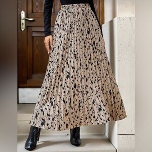 Elegant Black and Tan Pleated Skirt